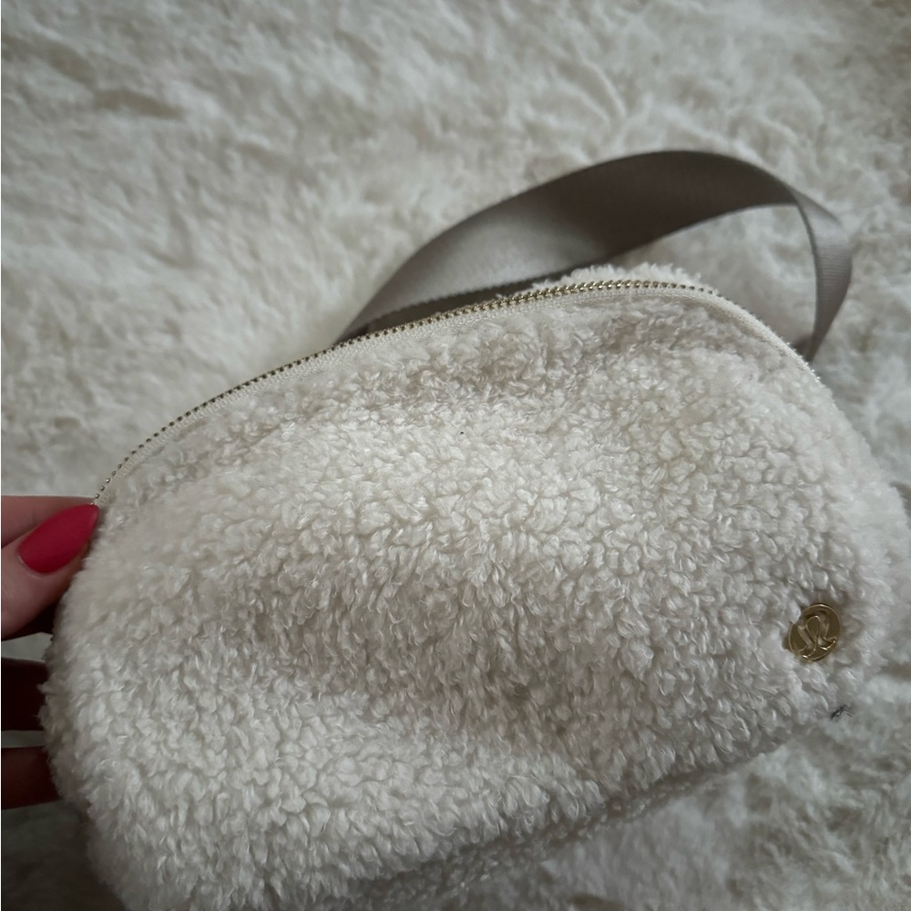 Lululemon Sherpa belt bag